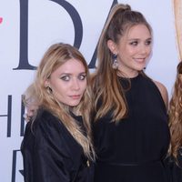 Elizabeth, Mary-Kate y Ashley Olsen posando