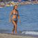Carmen Lomana paseando por la playa en Marbella