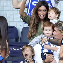 Sara Carbonero con sus hijos Martín y Lucas apoyando a Iker Casillas
