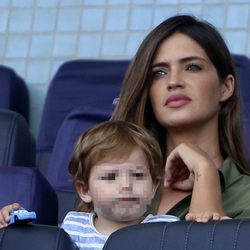 Sara Carbonero apoya a Iker Casillas desde las gradas con Lucas