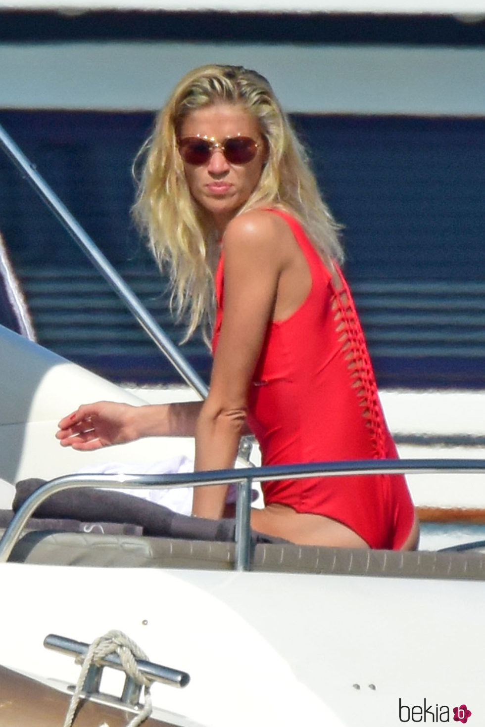 Carla Pereyra luciendo bañador rojo en Formentera