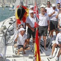 El Rey Felipe con la tripulación del Aifos en la Copa del Rey de Vela 2017