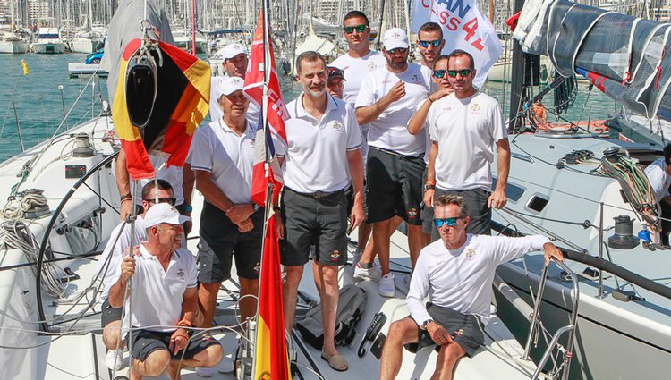 El Rey Felipe con la tripulación del Aifos en la Copa del Rey de Vela 2017