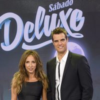 María Patiño y David Aleman, los presentadores de 'Sábado Deluxe'