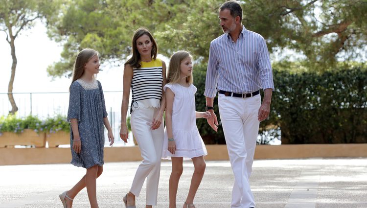 Los Reyes Felipe y Letizia junto a la Princesa Leonor y la Infanta Sofía en el Palacio de Marivent