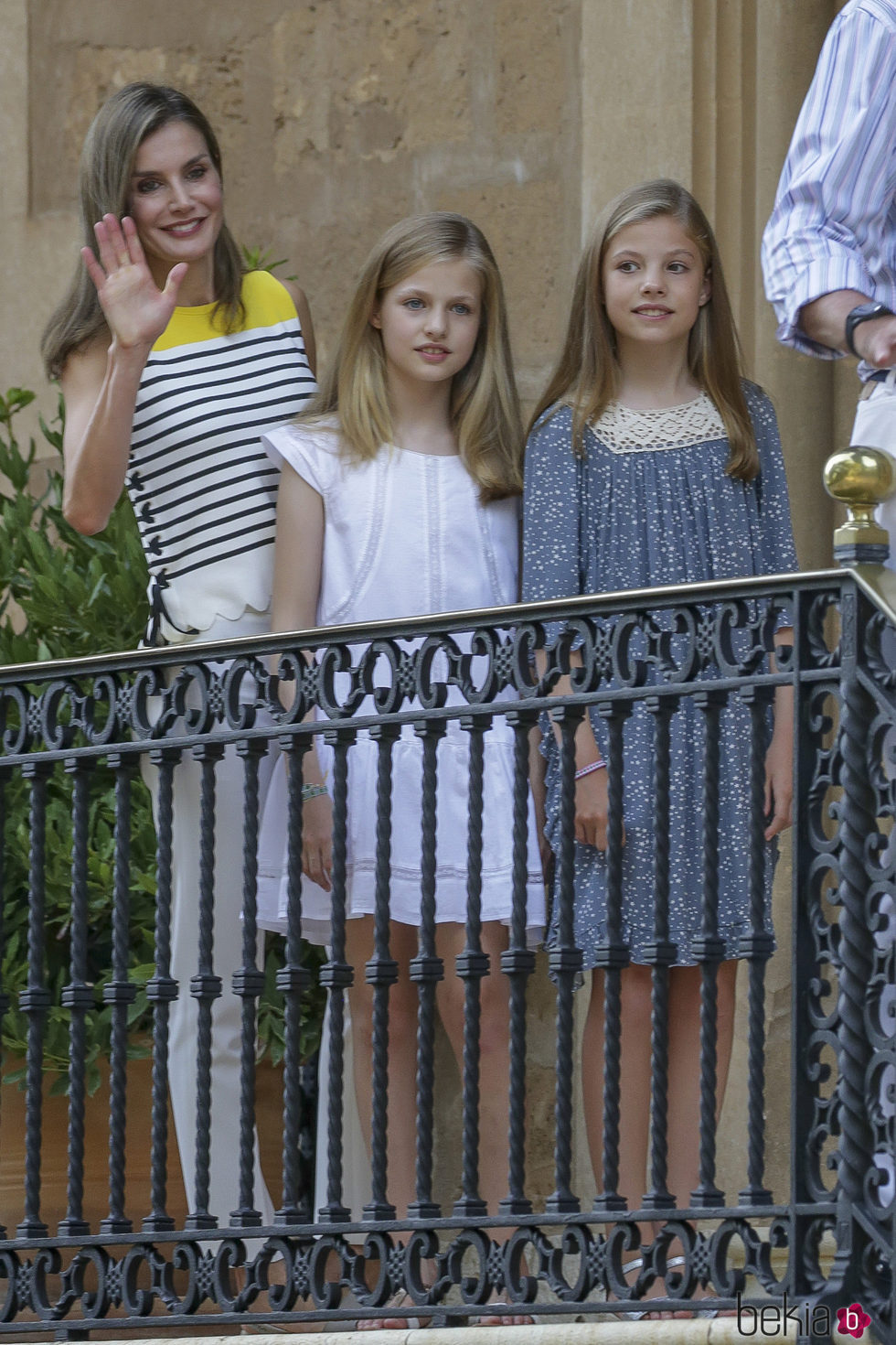 La Reina Letizia con la Princesa Leonor y la Infanta Sofía saludando en el posado veraniego
