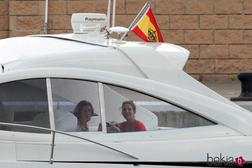 La Reina Sofía y la Infanta Elena en la lancha Somni