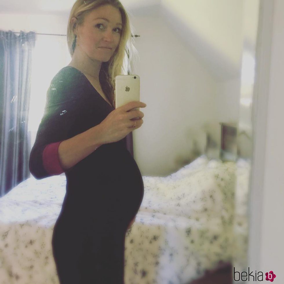 Julia Stiles luce su embarazo
