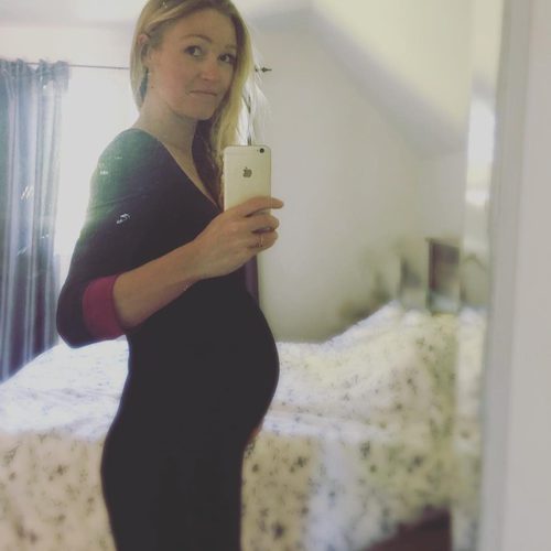 Julia Stiles luce su embarazo