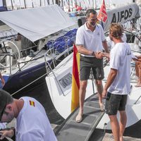 El Rey Felipe VI saluda a Pierre Casiraghi en las regatas de Mallorca