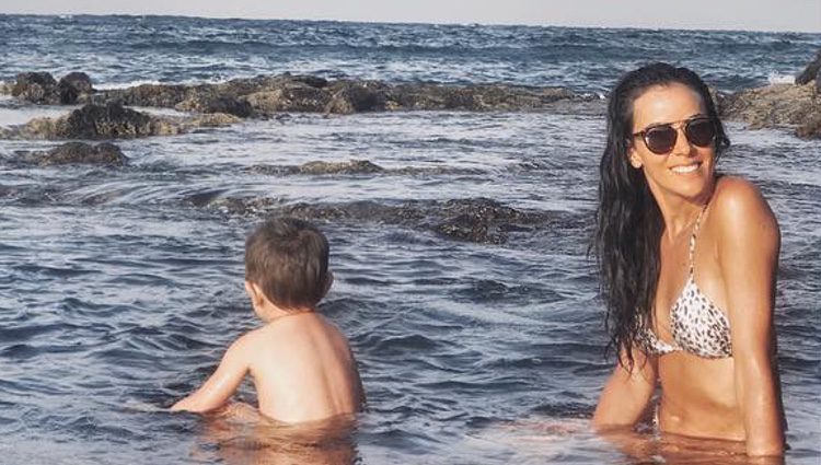 Raquel del Rosario disfrutando de la playa de Canarias junto a su hijo pequeño