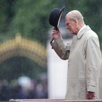 El Duque de Edimburgo se levanta el sombrero en su último acto público