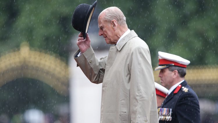 El Duque de Edimburgo se levanta el sombrero en su último acto público