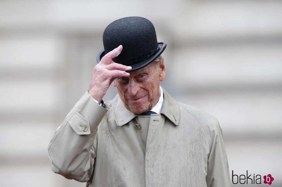El Duque de Edimburgo sosteniendo su sombrero en su último acto oficial