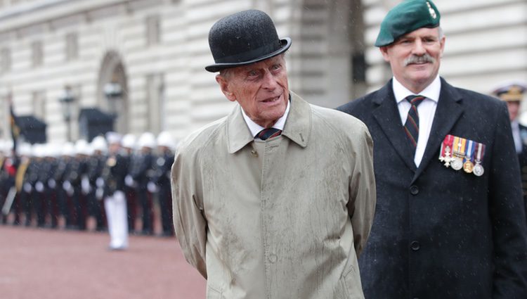 El Duque de Edimburgo mojado por la lluvia en su último acto público