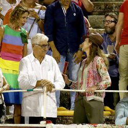 La Infanta Elena hablando con Ágatha Ruiz de la Prada en la corrida nocturna de Palma
