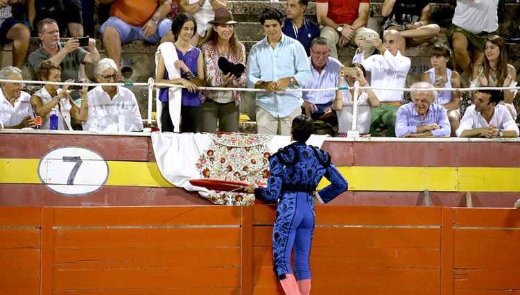 Cayetano Rivera brinda un toro a la Infanta Elena y a sus hijos Froilán y Victoria de Marichalar en la corrida de toros nocturna de Palma