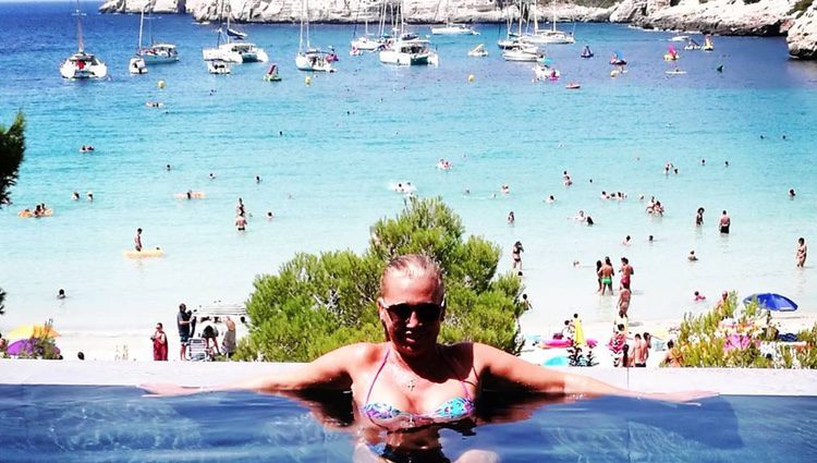 Belén Esteban en una piscina en Menorca