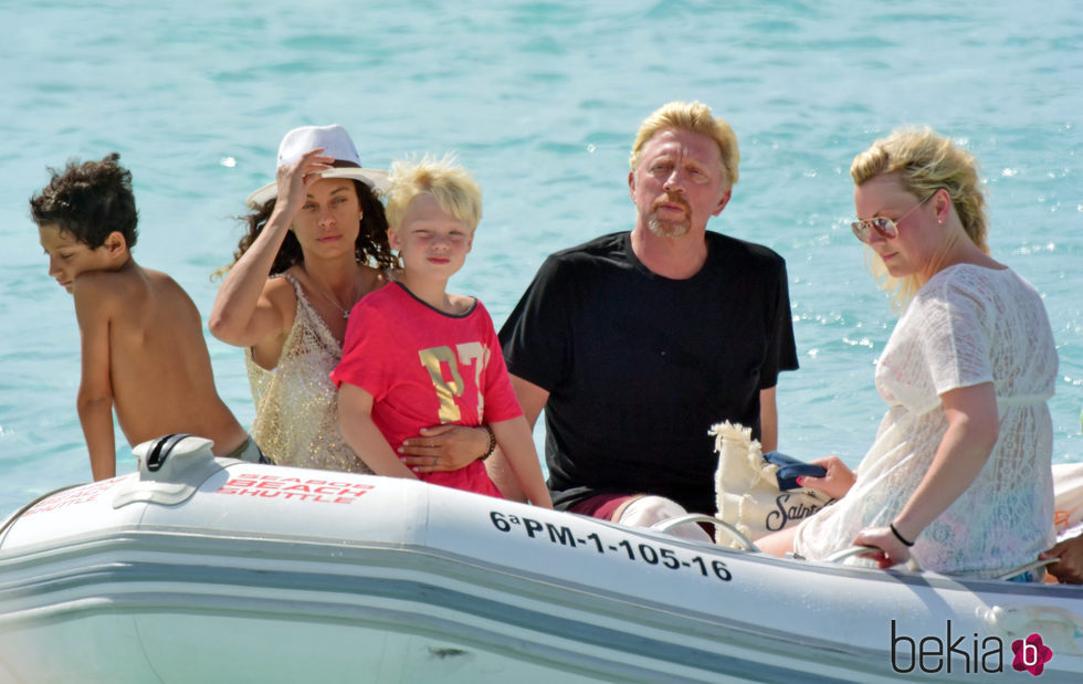 Boris Becker con su mujer Lilly Kerssenberg y su hijo en Ibiza