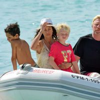 Boris Becker con su mujer Lilly Kerssenberg y su hijo en Ibiza