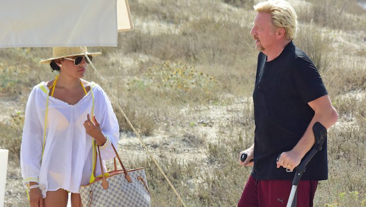 Boris Becker caminando junto a su mujer Lilly Kerssenberg en Ibiza