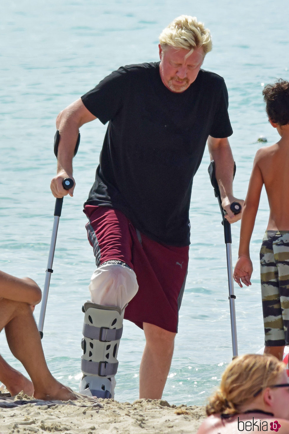 Boris Becker en Ibiza con la pierna rota