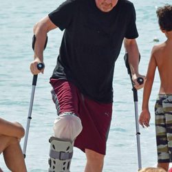 Boris Becker en Ibiza con la pierna rota