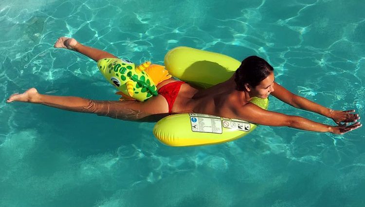Cristina Pedroche disfrutando de la piscina mientras hace topless