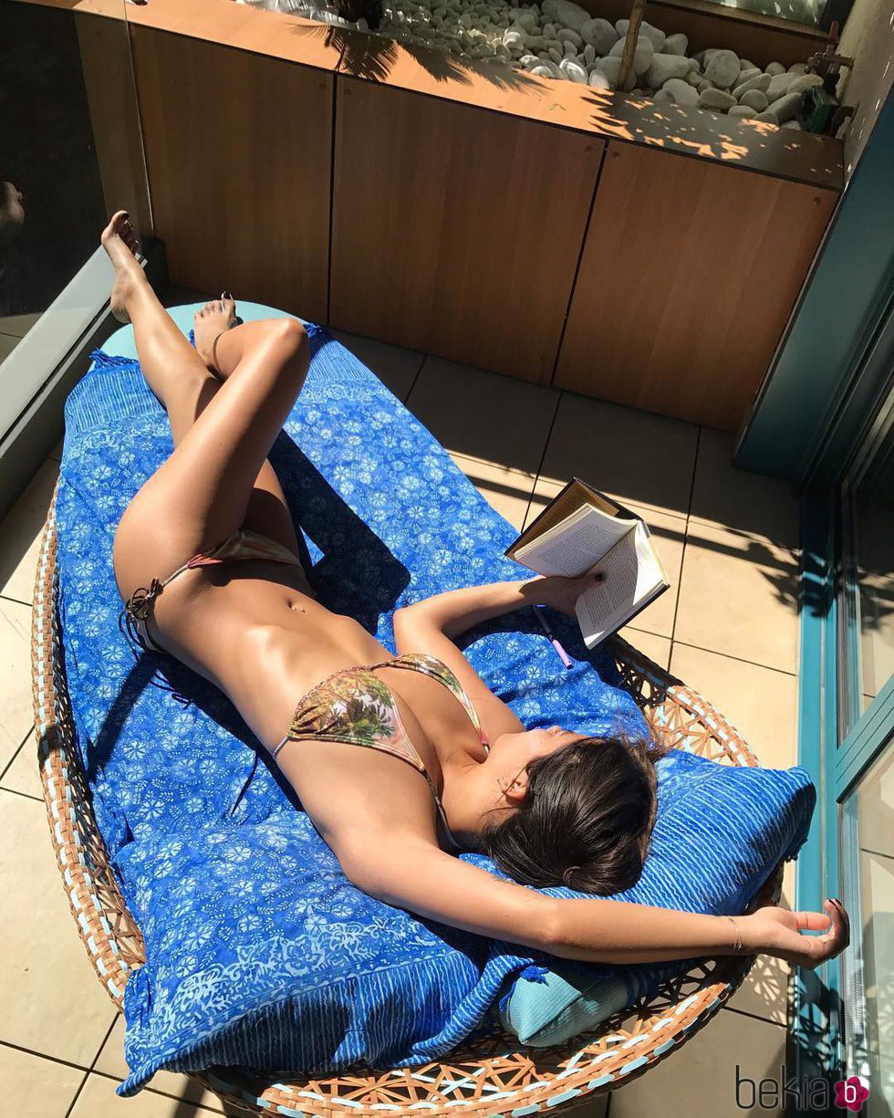 Cristina Pedroche tomando el sol muy sexy