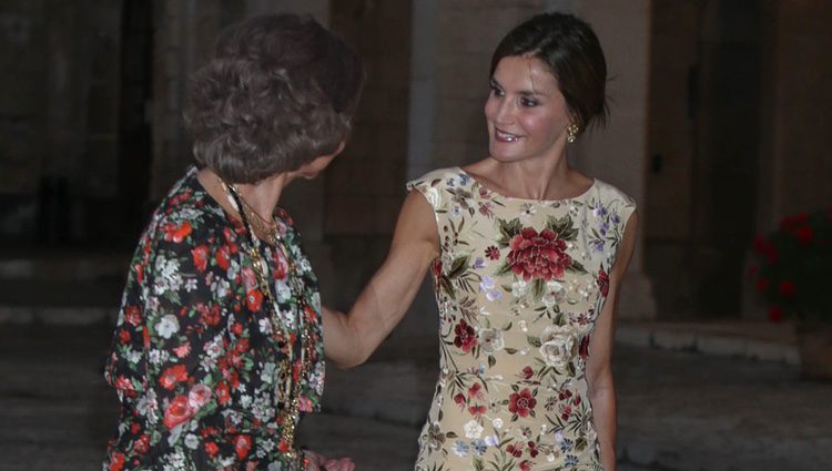 La Reina Sofía y la Reina Letizia, muy cómplices en la recepción a la sociedad balear del verano 2017