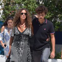 Belinda Alonso, mujer de Ángel Nieto y su hijo Hugo Nieto acuden a la incineración del piloto