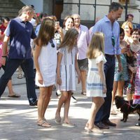 Los Reyes Felipe y Letizia y sus hijas Leonor y Sofía saludan a unos ciudadanos en Sóller