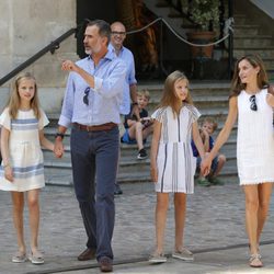 Los Reyes Felipe y Letizia, la Princesa Leonor y la Infanta Sofía a la salida de una exposición en Sóller