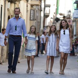 Los Reyes Felipe y Letizia, la Princesa Leonor y la Infanta Sofía pasean por Sóller