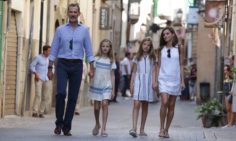 Los Reyes Felipe y Letizia, la Princesa Leonor y la Infanta Sofía pasean por Sóller