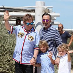 Elton John y su familia disfrutando de vacaciones en Saint Tropez