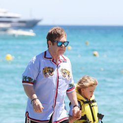 Elton John con uno de sus hijos en Saint Tropez