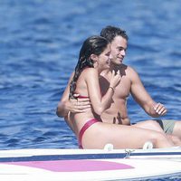 Sara Sampaio y Oliver Ripley divirtiéndose en Ibiza
