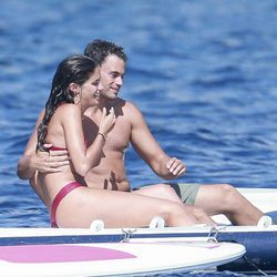 Sara Sampaio y Oliver Ripley divirtiéndose en Ibiza