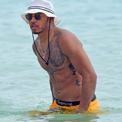 Lewis Hamilton luciendo torso en sus vacaciones en Barbados