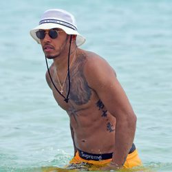Lewis Hamilton luciendo torso en sus vacaciones en Barbados
