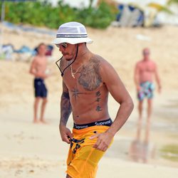 Lewis Hamilton luciendo torso en Barbados