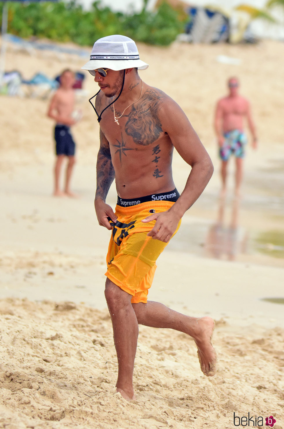 Lewis Hamilton luciendo torso en Barbados