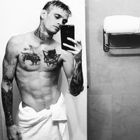 Aaron Carter posa desnudo tras salir de la ducha ante el espejo