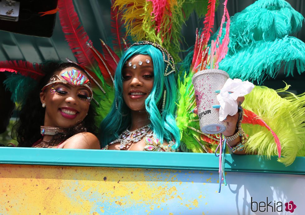La cantante Rihanna en una de las carrozas del Carnaval de Barbados 2017