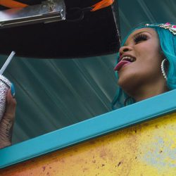 Rihanna se asoma en una carroza del Carnaval de Barbados de 2017