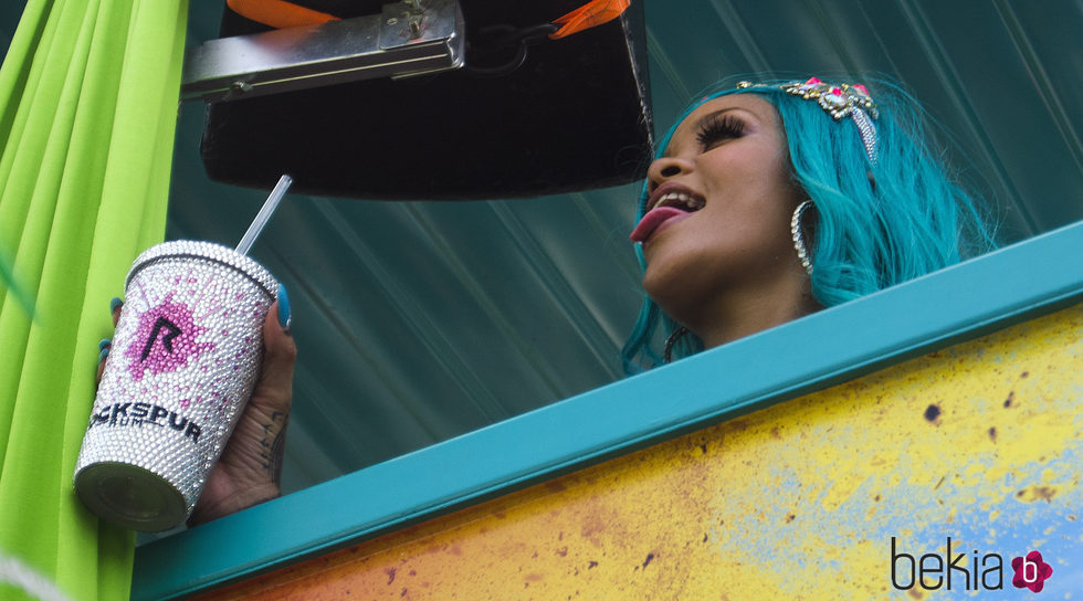 Rihanna se asoma en una carroza del Carnaval de Barbados de 2017