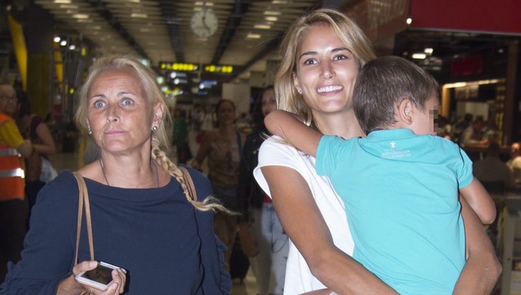 Alba Carrillo, su hijo Lucas y Lucía Pariente regresando de Gran Canaria