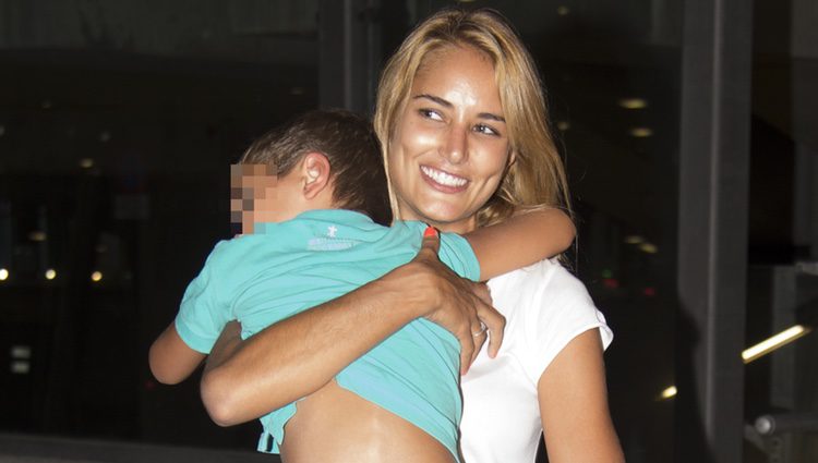 Alba Carrillo con su hijo Lucas volviendo de Gran Canaria