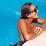 Anabel Pantoja disfrutando de la piscina en verano